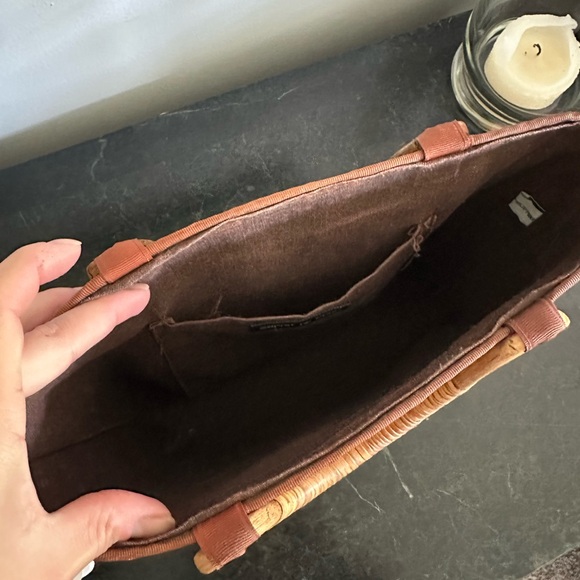 Elegant Tan Woven Tote Bag - Picture 3 of 6